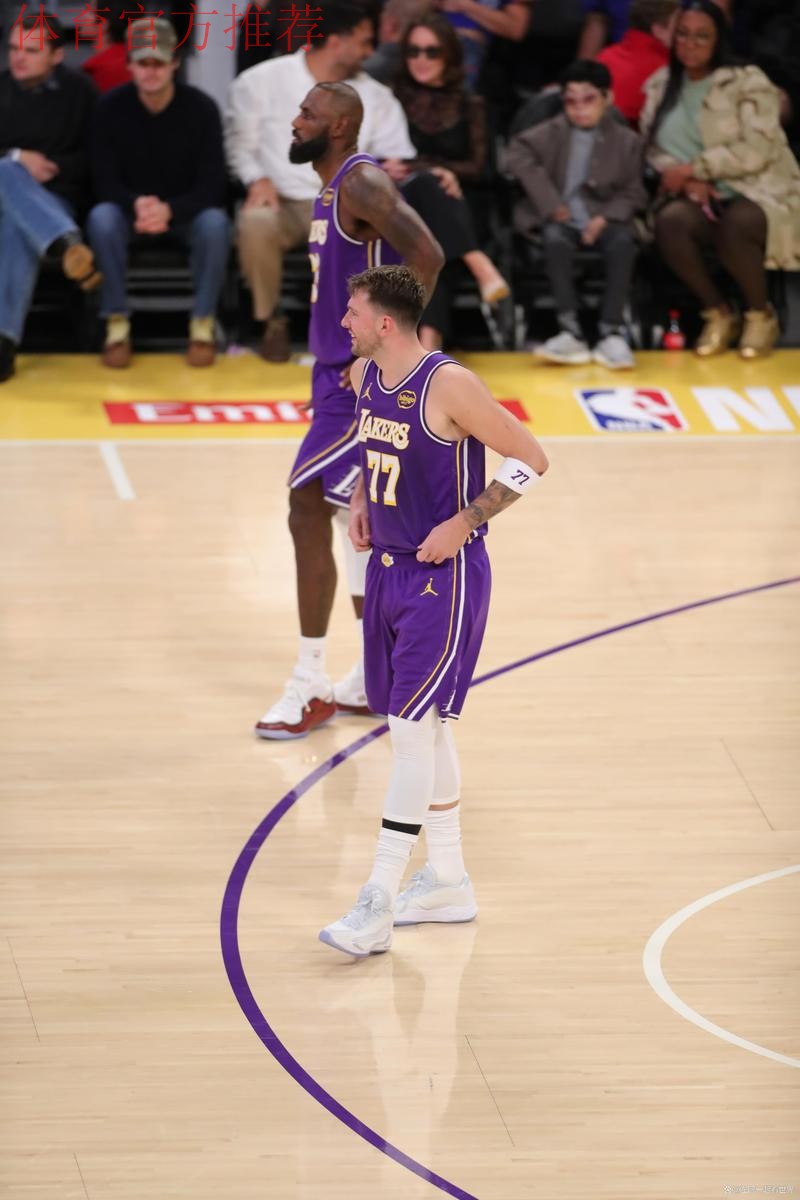 湖人裁判报告确认詹姆斯防守狄龙三分判罚无误，布克犯规属实